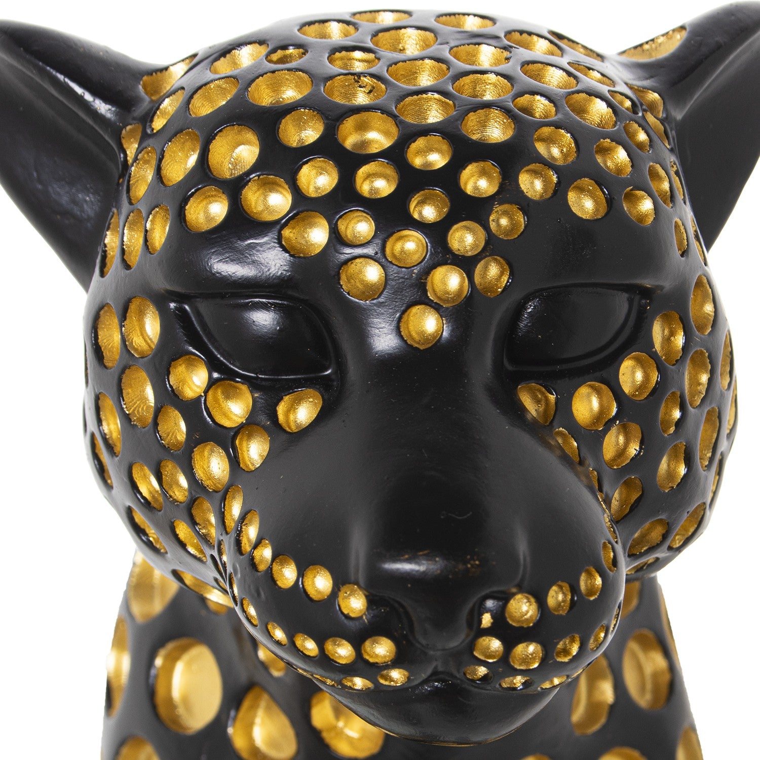 Figura in resina di leopardo nero e oro firmata e-camacho, raffigurante un ghepardo seduto di profilo con un design moderno ricoperto da pois dorati a rilievo. Questa statuina decorativa e scultura da collezione rappresenta un soprammobile di lusso ideale per l'arredamento d'interni elegante e di design.