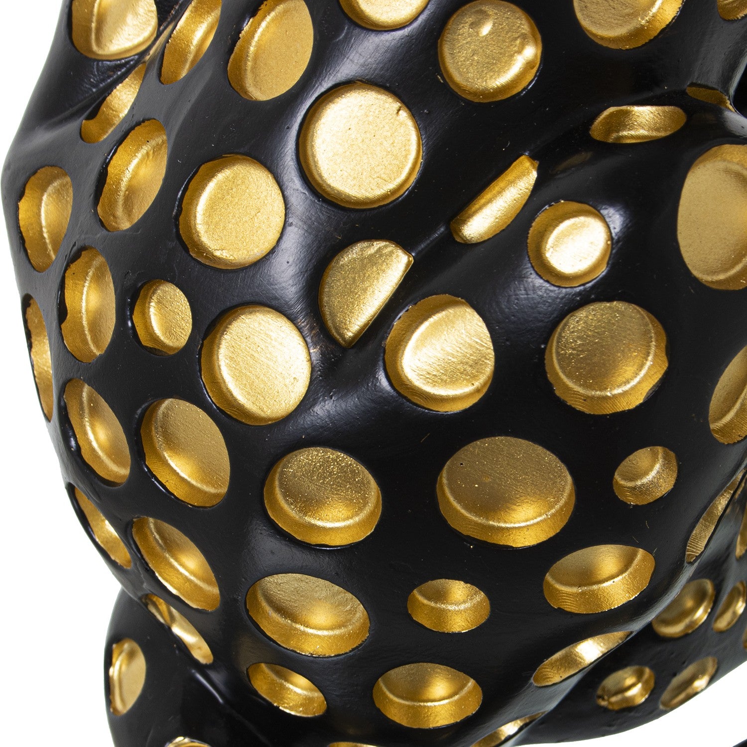 Figura in resina di leopardo nero e oro firmata e-camacho, raffigurante un ghepardo seduto di profilo con un design moderno ricoperto da pois dorati a rilievo. Questa statuina decorativa e scultura da collezione rappresenta un soprammobile di lusso ideale per l'arredamento d'interni elegante e di design.