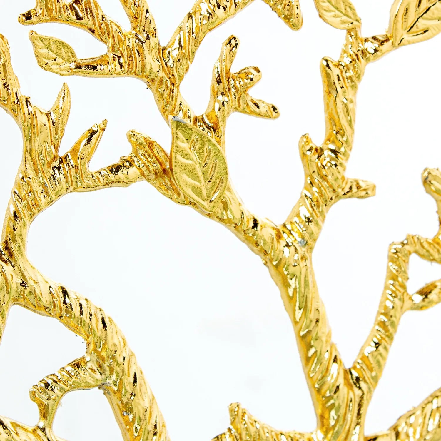 Scultura di albero della vita in metallo dorato, con tronco corposo e chioma ampia composta da rami intrecciati e foglie finemente dettagliate, poggiante su una base rettangolare in legno nero. Oggetto d'arredo scultoreo firmato E-Camacho, ideale come centrotavola o soprammobile elegante per la casa.