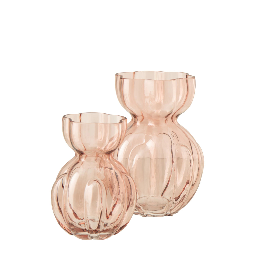 Set di vasi in vetro trasparente color rosa salmone modello Hubert, composto da due elementi di diverse dimensioni caratterizzati da un design sinuoso a coste verticali e colli stretti con imboccature ondulate. Questa coppia di vasi decorativi eleganti rappresenta una soluzione d'arredo moderna e raffinata, ideale per valorizzare composizioni floreali e impreziosire i dettagli di casa.