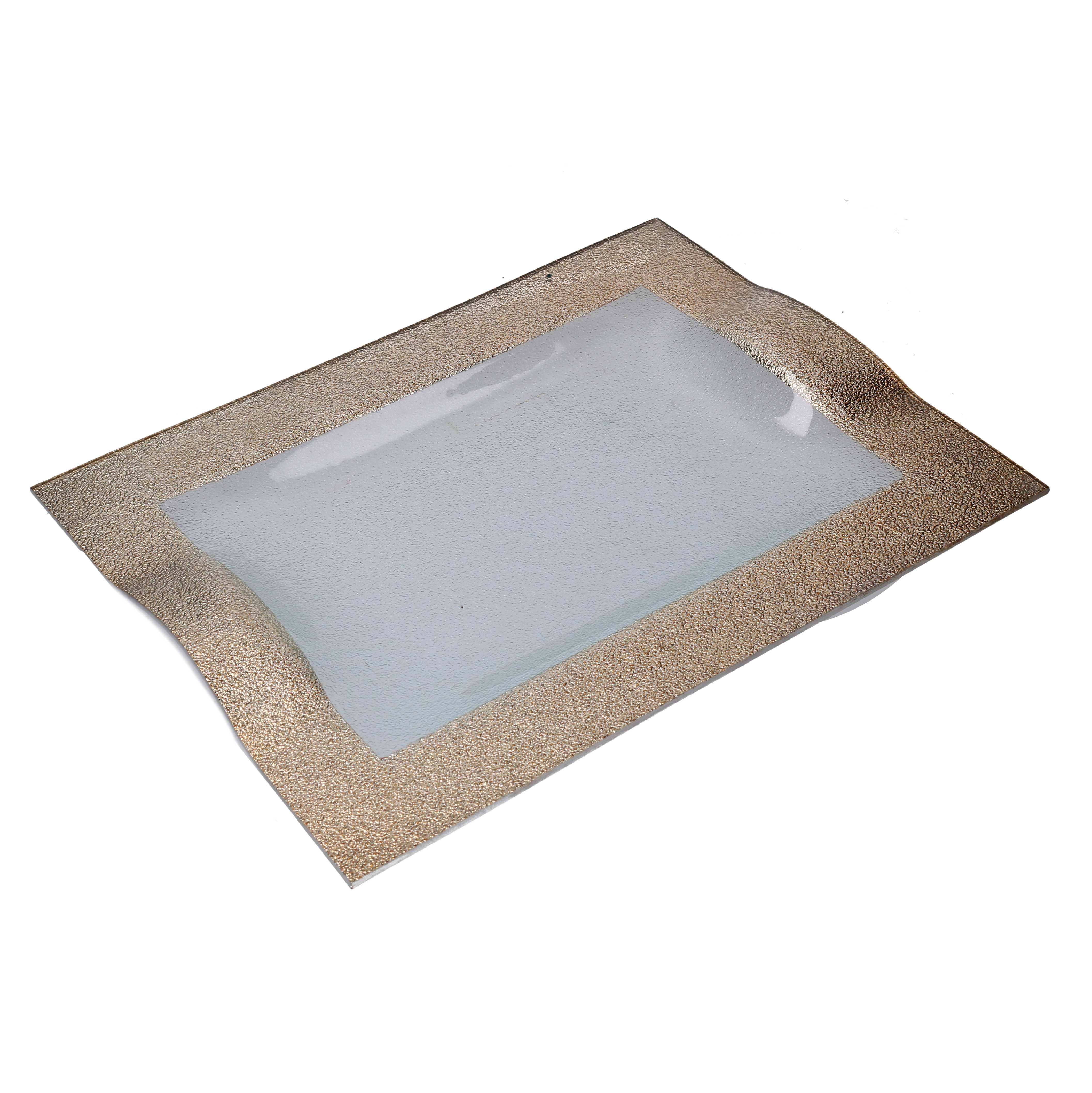 Vassoio svuotatasche rettangolare in vetro con zona centrale sabbiata bianca e ampio bordo con texture graniglia dorata, disponibile in versione lineare semplice e con due manici laterali curvati.