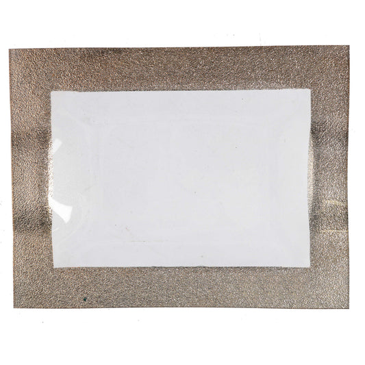 Vassoio svuotatasche rettangolare in vetro con zona centrale sabbiata bianca e ampio bordo con texture graniglia dorata, disponibile in versione lineare semplice e con due manici laterali curvati.
