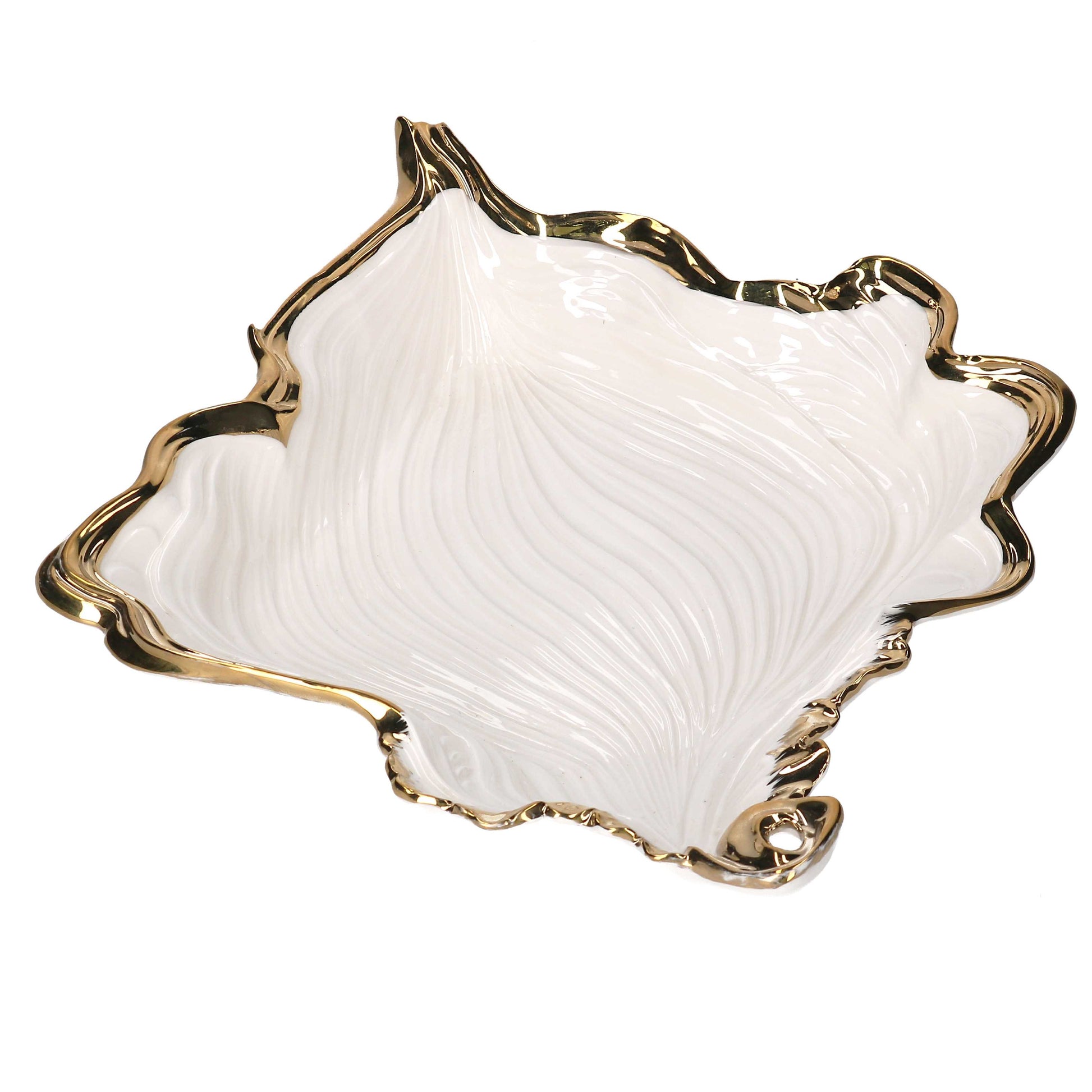 Svuotatasche in ceramica smaltata bianca lucida a forma di foglia organica, con superficie interna a venature a rilievo e ampio bordo irregolare e frastagliato in finitura oro.