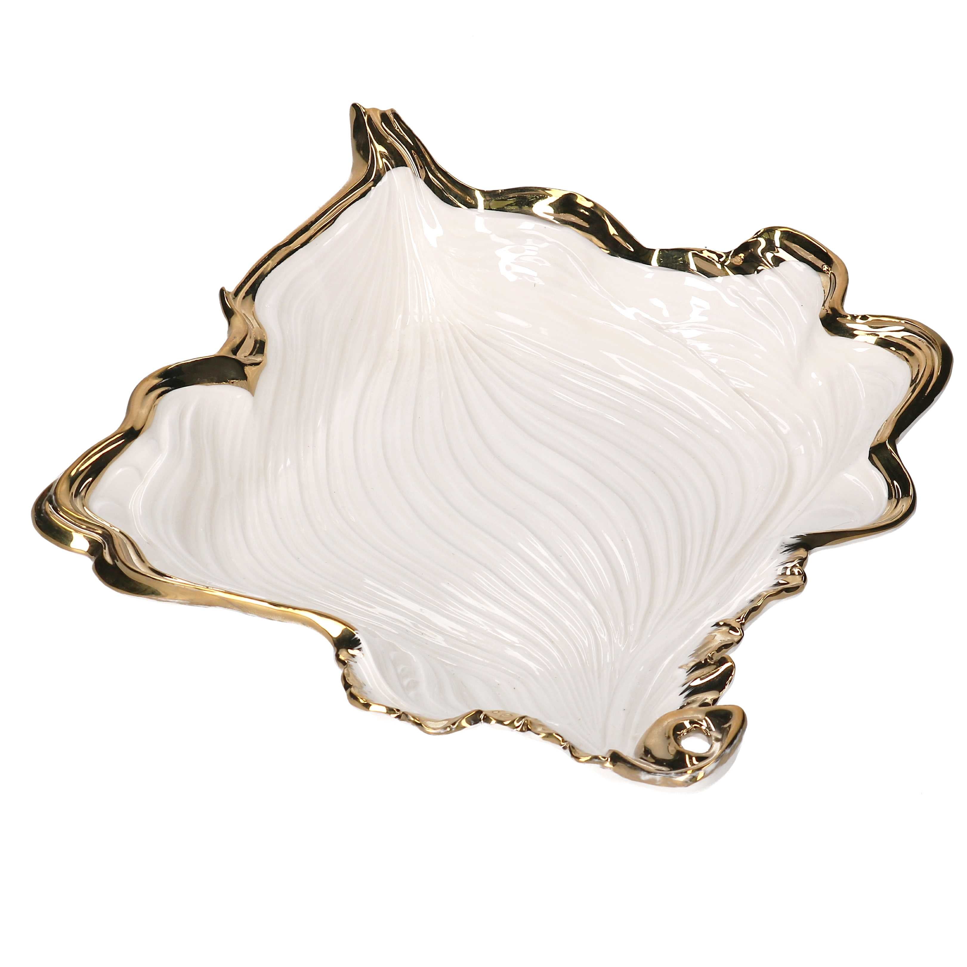 Svuotatasche in ceramica smaltata bianca lucida a forma di foglia organica, con superficie interna a venature a rilievo e ampio bordo irregolare e frastagliato in finitura oro.
