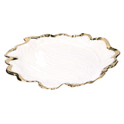 Svuotatasche circolare in ceramica smaltata bianca lucida a forma di foglia organica, con superficie interna a venature a rilievo e ampio bordo irregolare e frastagliato in finitura oro.