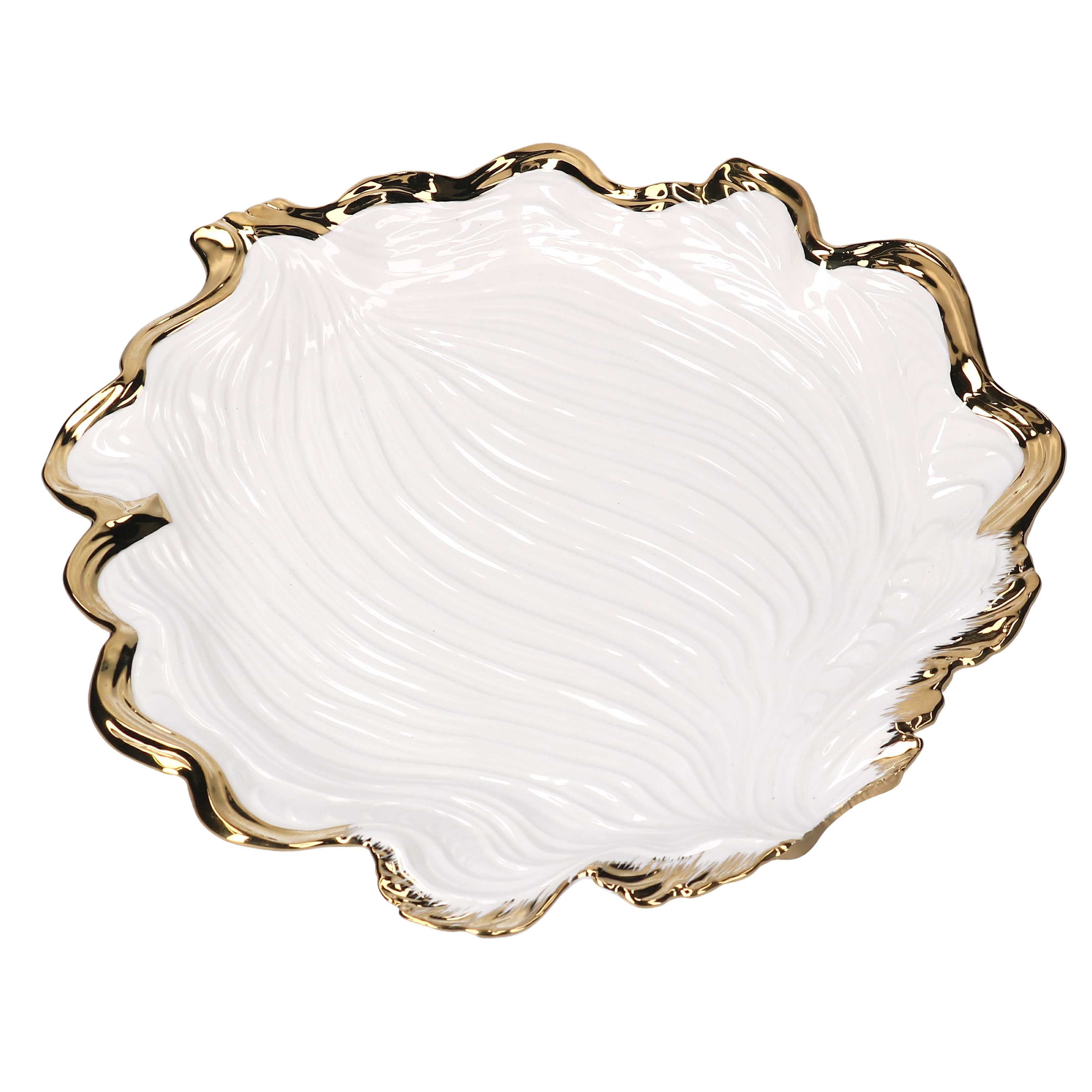 Svuotatasche circolare in ceramica smaltata bianca lucida a forma di foglia organica, con superficie interna a venature a rilievo e ampio bordo irregolare e frastagliato in finitura oro.