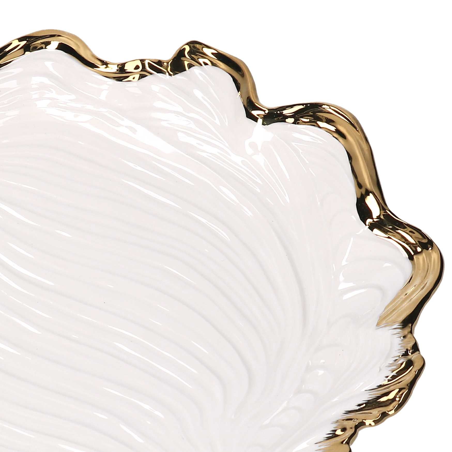 Svuotatasche circolare in ceramica smaltata bianca lucida a forma di foglia organica, con superficie interna a venature a rilievo e ampio bordo irregolare e frastagliato in finitura oro.