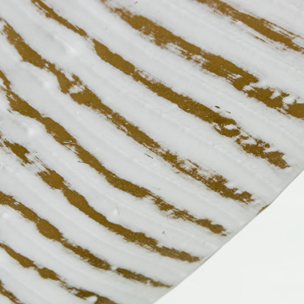Vaso decorativo bianco e oro firmato E-Camacho, caratterizzato da una forma piatta e affusolata che riproduce fedelmente la struttura di una foglia tropicale con venature in rilievo dorate. Questo elegante complemento d'arredo di design unisce una finitura materica a un'imboccatura sottile, ideale come centrotavola ricercato o soprammobile di lusso per valorizzare interni moderni e sofisticati.