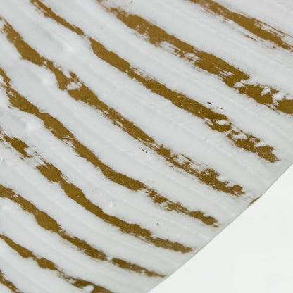 Vaso decorativo bianco e oro firmato E-Camacho, caratterizzato da una forma piatta e affusolata che riproduce fedelmente la struttura di una foglia tropicale con venature in rilievo dorate. Questo elegante complemento d'arredo di design unisce una finitura materica a un'imboccatura sottile, ideale come centrotavola ricercato o soprammobile di lusso per valorizzare interni moderni e sofisticati.