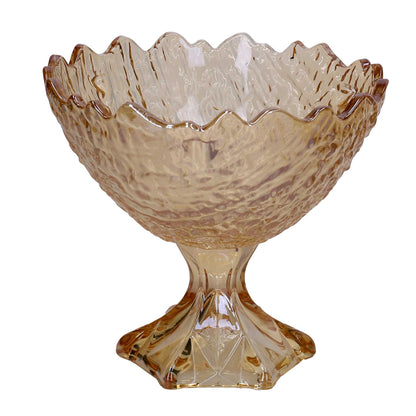 Grande alzata in vetro color ambra con coppa profonda e bordi frastagliati a punta, caratterizzata da una texture superficiale increspata e base sfaccettata.