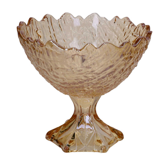 Grande alzata in vetro color ambra con coppa profonda e bordi frastagliati a punta, caratterizzata da una texture superficiale increspata e base sfaccettata.