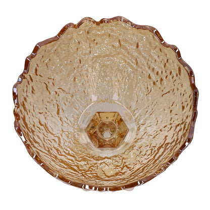 Grande alzata in vetro color ambra con coppa profonda e bordi frastagliati a punta, caratterizzata da una texture superficiale increspata e base sfaccettata.