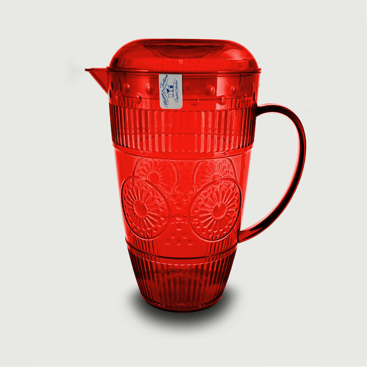 Una caraffa in plastica dal colore rosso trasparente, caratterizzata da una raffinata lavorazione a rilievo floreale e righe verticali che ne movimentano la superficie, richiamando lo stile del cristallo lavorato. Dotata di beccuccio versatore, coperchio e comoda manico ad ansa, unisce estetica vintage e praticità d'uso. Un accessorio dal gusto elegante e colorato, perfetto per la tavola estiva o per servire bevande fresche con stile.