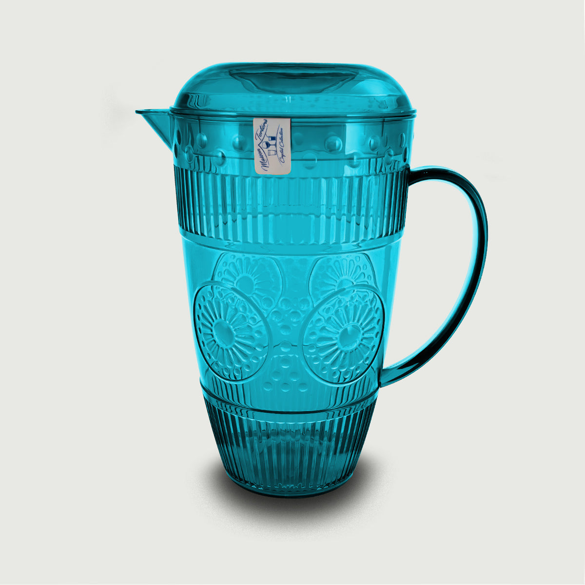 Una caraffa in plastica dal colore tiffany trasparente, caratterizzata da una raffinata lavorazione a rilievo floreale e righe verticali che ne movimentano la superficie, richiamando lo stile del cristallo lavorato. Dotata di beccuccio versatore, coperchio e comoda manico ad ansa, unisce estetica vintage e praticità d'uso. Un accessorio dal gusto elegante e colorato, perfetto per la tavola estiva o per servire bevande fresche con stile.