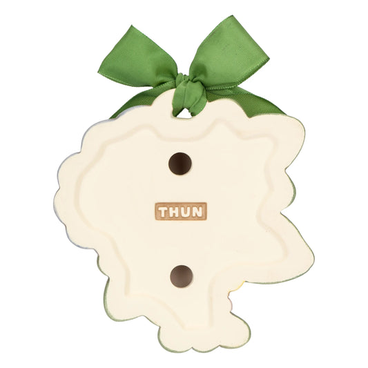 La Formella Piccola Fiore Malva THUN è un decoro da parete in ceramica dipinta a mano che raffigura un bouquet con fiori color malva e giallo arricchito da un elegante nastro verde a fiocco. Questo pezzo da collezione, mostrato nel file Formella Piccola Fiore Malva.png, rappresenta una perfetta idea regalo per decorare la casa con lo stile iconico e artigianale del marchio.