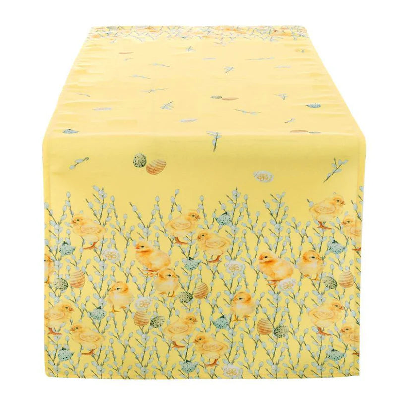 Runner da tavola giallo della "Easter Collection" di Blanc Mariclo' caratterizzato da una vivace stampa primaverile con pulcini, uova decorate e rami fioriti. Questo tessuto ornamentale è perfetto per apparecchiare la tavola di Pasqua con uno stile country chic gioioso e ricercato.