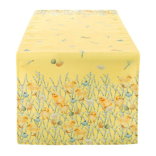 Runner da tavola giallo della "Easter Collection" di Blanc Mariclo' caratterizzato da una vivace stampa primaverile con pulcini, uova decorate e rami fioriti. Questo tessuto ornamentale è perfetto per apparecchiare la tavola di Pasqua con uno stile country chic gioioso e ricercato.