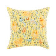 Cuscino d'arredo giallo della "Easter Collection" di Blanc Mariclo' impreziosito da una delicata fantasia pasquale con piccoli pulcini e uova colorate tra rametti primaverili. Questo complemento tessile quadrato è ideale per decorare divani, poltrone o sedie portando un'atmosfera festosa e country chic in soggiorno o in cucina.
