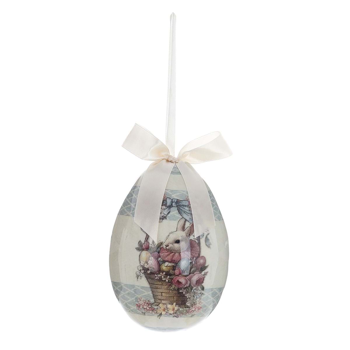 Decorazione pasquale vintage con un coniglio bianco dentro un cesto intrecciato pieno di uova pastello e fiocco avorio.