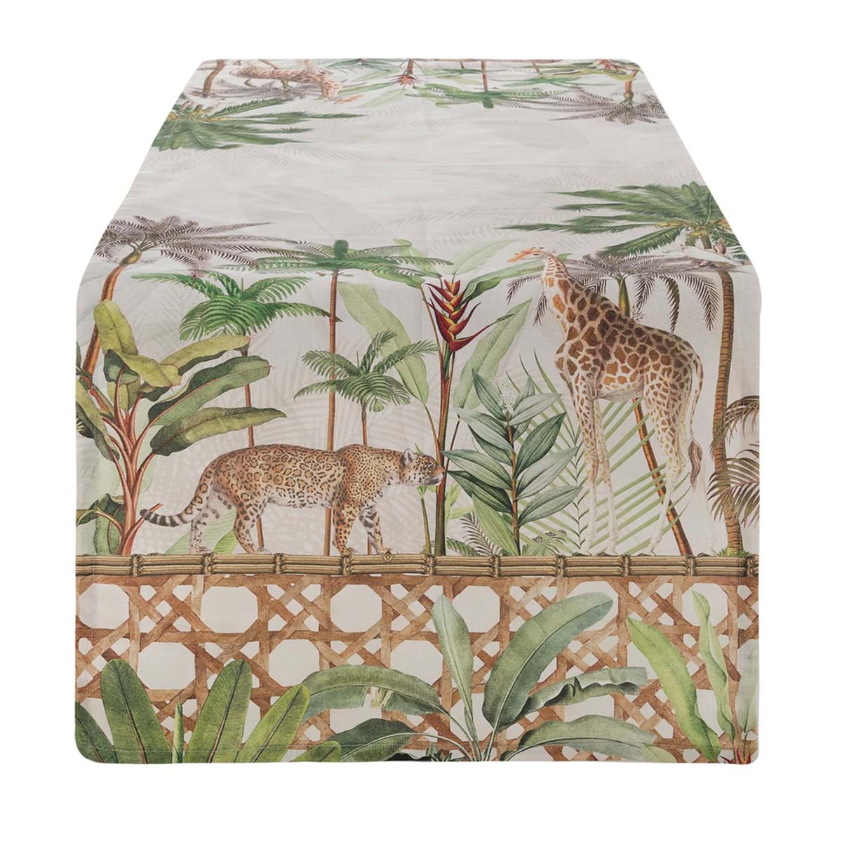 Runner da tavola della collezione "Palmeraie" firmata Blanc Mariclo', visibile nel file A37992-2.jpg, caratterizzato da un'affascinante stampa esotica in stile giungla. Il tessuto beige è decorato con illustrazioni realistiche di una giraffa, un leopardo maculato e una fitta vegetazione tropicale con palme e banani, completato sul bordo inferiore da un motivo che richiama un intreccio in bambù o paglia di Vienna. Questo complemento tessile è perfetto per donare un tocco jungle chic ed elegante alla tavola.