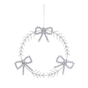 Ghirlanda in metallo con cristalli Argentea blanc mariclò: decorazione natalizia circolare con rametti argentati e filo per appenderla. Tre fiocchi di cristalli trasparenti con pendenti a goccia la rendono elegante e luminosa.