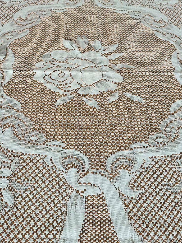 Tovaglia linea Dentelle Blanc Mariclo' in pizzo bianco trasparente. Decorata con ricami floreali delicati e bordo smerlato. Ideale per una tavola elegante in stile shabby chic e provenzale.