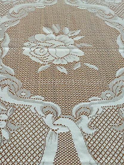 Tovaglia linea Dentelle Blanc Mariclo' in pizzo bianco trasparente. Decorata con ricami floreali delicati e bordo smerlato. Ideale per una tavola elegante in stile shabby chic e provenzale.