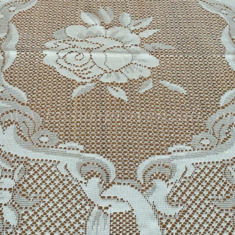 Tovaglia linea Dentelle Blanc Mariclo' in pizzo bianco trasparente. Decorata con ricami floreali delicati e bordo smerlato. Ideale per una tavola elegante in stile shabby chic e provenzale.