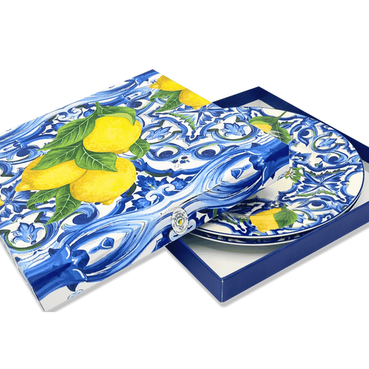 Elegante scatola regalo blu notte con texture damascata contenente il set di due piattini in ceramica. Packaging curato ideale per bomboniere, regali di nozze o pensieri per la casa.