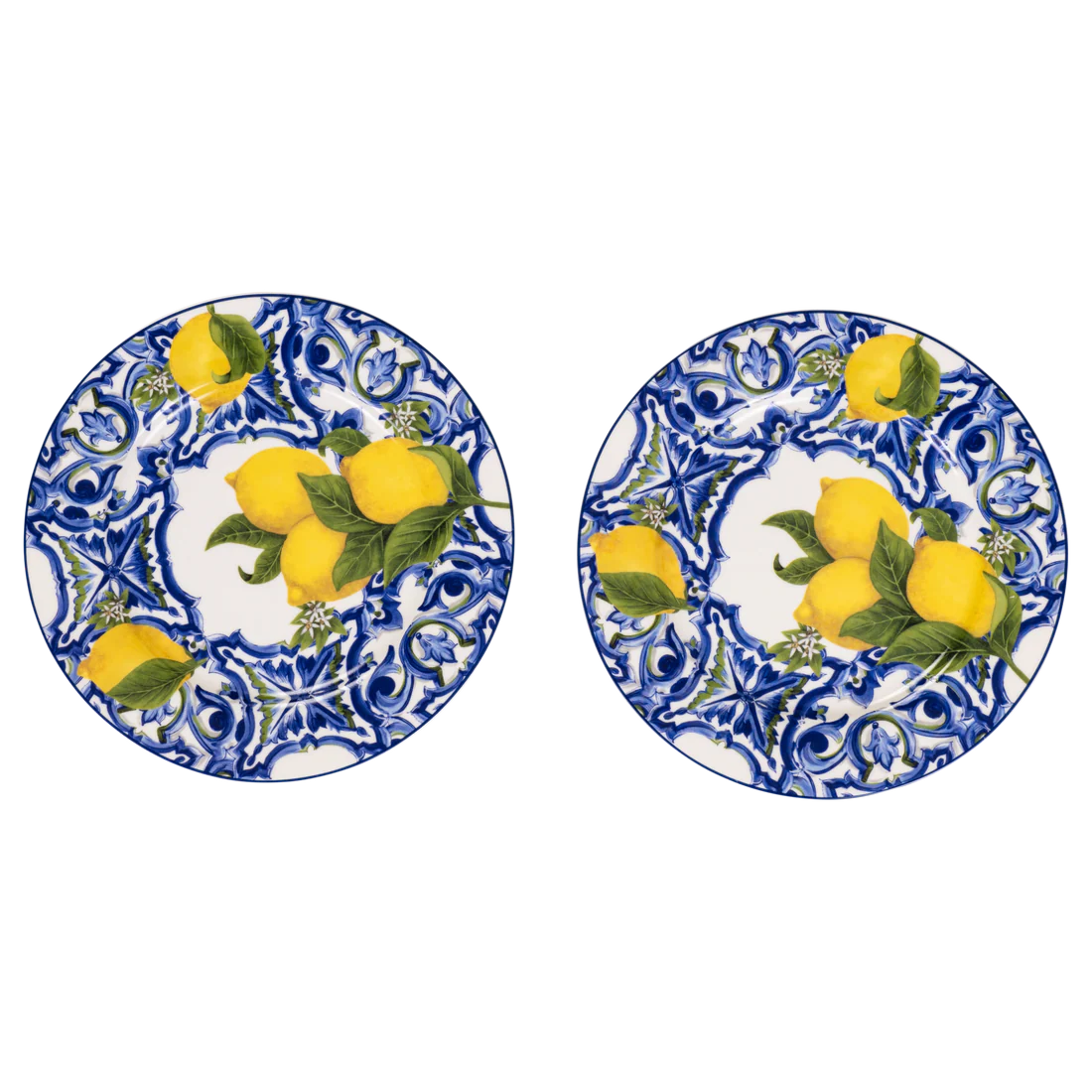 Set di due piattini in ceramica con decoro "Fantasia Siciliana" blu. Il design presenta un rosone centrale geometrico circondato da motivi a fogliame nei toni del blu cobalto e giallo ocra su fondo bianco smaltato.
