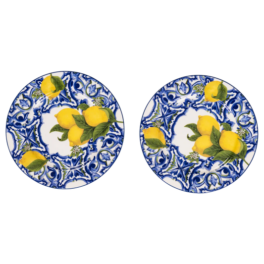 Set di due piattini in ceramica con decoro "Fantasia Siciliana" blu. Il design presenta un rosone centrale geometrico circondato da motivi a fogliame nei toni del blu cobalto e giallo ocra su fondo bianco smaltato.