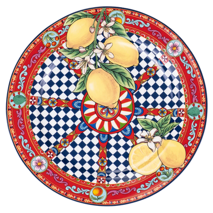 Primo piano di un piattino in ceramica con decoro radiale a ruota tipico della tradizione siciliana. Colori vivaci rosso fuoco e dettagli geometrici ideali per servire pasticceria o come piattino d'accento.