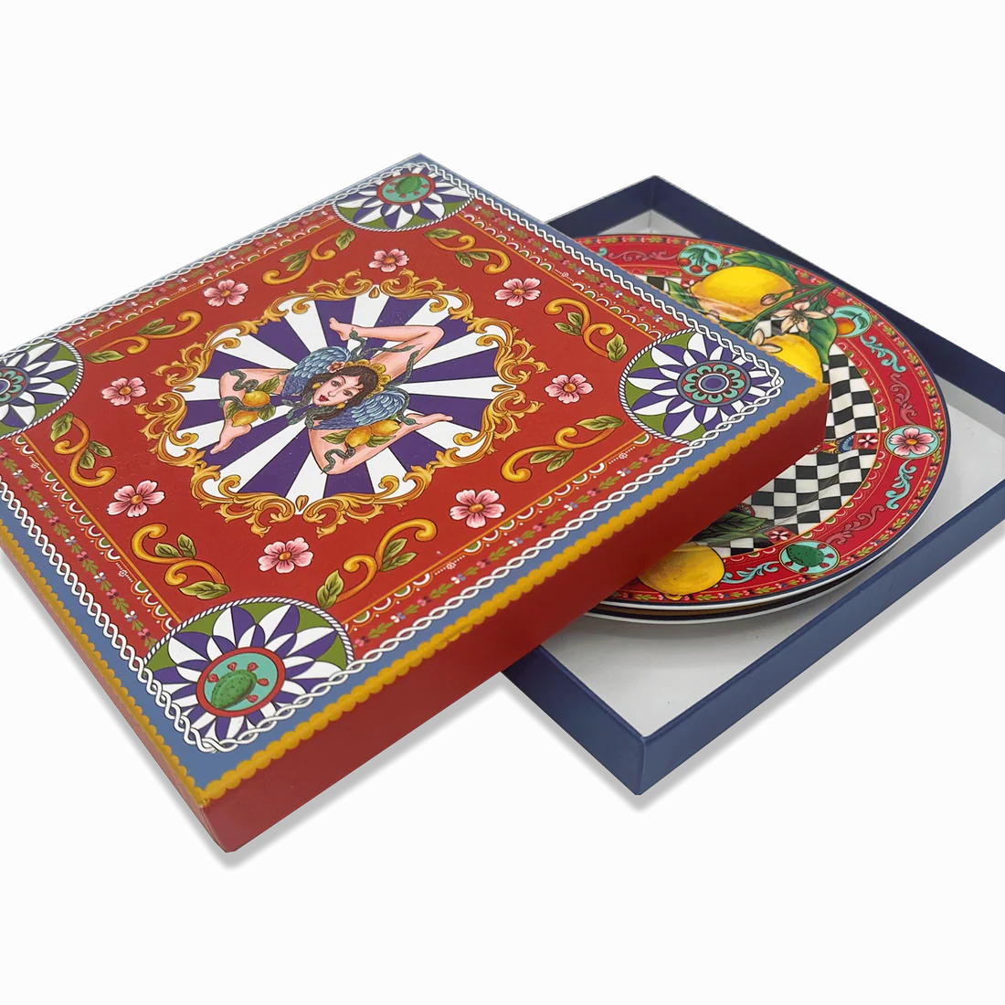 Box regalo damascato rosso coordinato con il set di due piattini in ceramica siciliana. Packaging di lusso pronto per essere regalato, perfetto per bomboniere o eventi speciali.