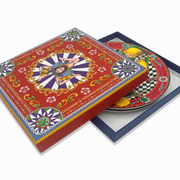 Box regalo damascato rosso coordinato con il set di due piattini in ceramica siciliana. Packaging di lusso pronto per essere regalato, perfetto per bomboniere o eventi speciali.