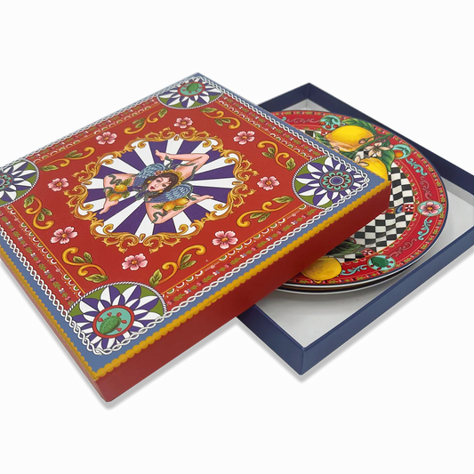 Box regalo damascato rosso coordinato con il set di due piattini in ceramica siciliana. Packaging di lusso pronto per essere regalato, perfetto per bomboniere o eventi speciali.