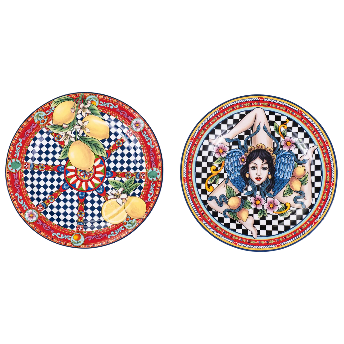 Set di due piattini in ceramica decorata "Fantasia Siciliana" in rosso e giallo ocra. Il design richiama i motivi solari e floreali dei carretti siciliani su fondo bianco smaltato.