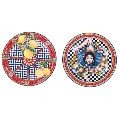 Set di due piattini in ceramica decorata "Fantasia Siciliana" in rosso e giallo ocra. Il design richiama i motivi solari e floreali dei carretti siciliani su fondo bianco smaltato.