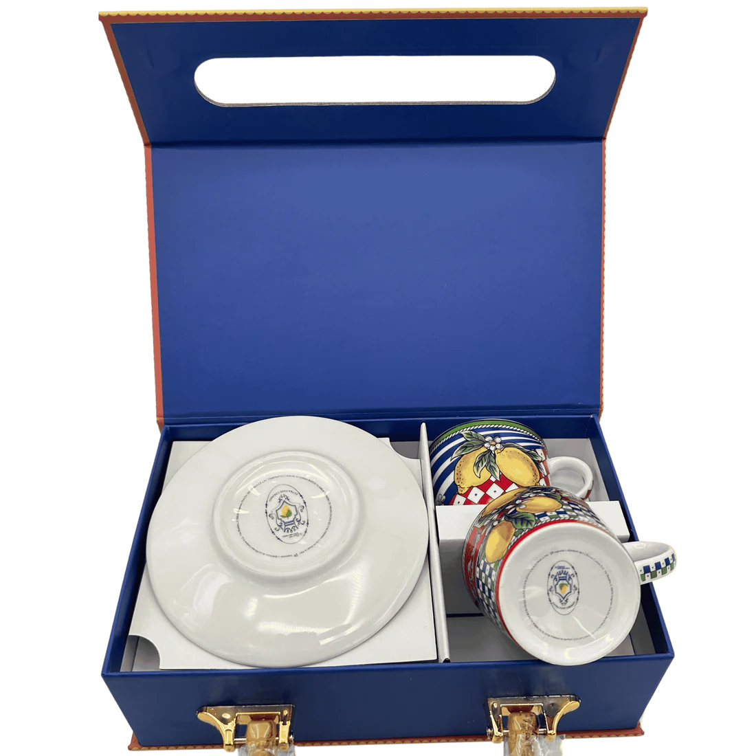 Interno della scatola regalo per il set tazzine siciliane, con alloggiamenti sagomati per garantire la protezione della ceramica. Presentazione curata per un'esperienza di unboxing di lusso. Dettaglio del retro della tazzina e del piattino "Fantasia Siciliana", che mostra la qualità della smaltatura e la finitura artigianale della ceramica.