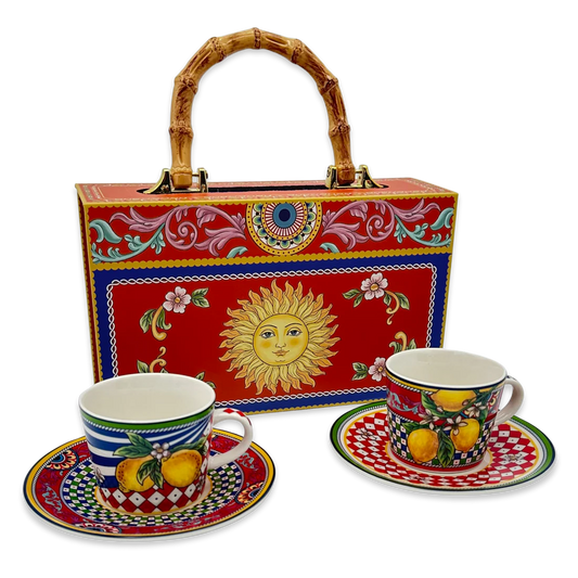 Box regalo composto da 2 tazzine e 2 piattini coordinati in ceramica siciliana rossa. Confezione regalo elegante con texture damascata rossa, ideale per bomboniere o regali di prestigio.