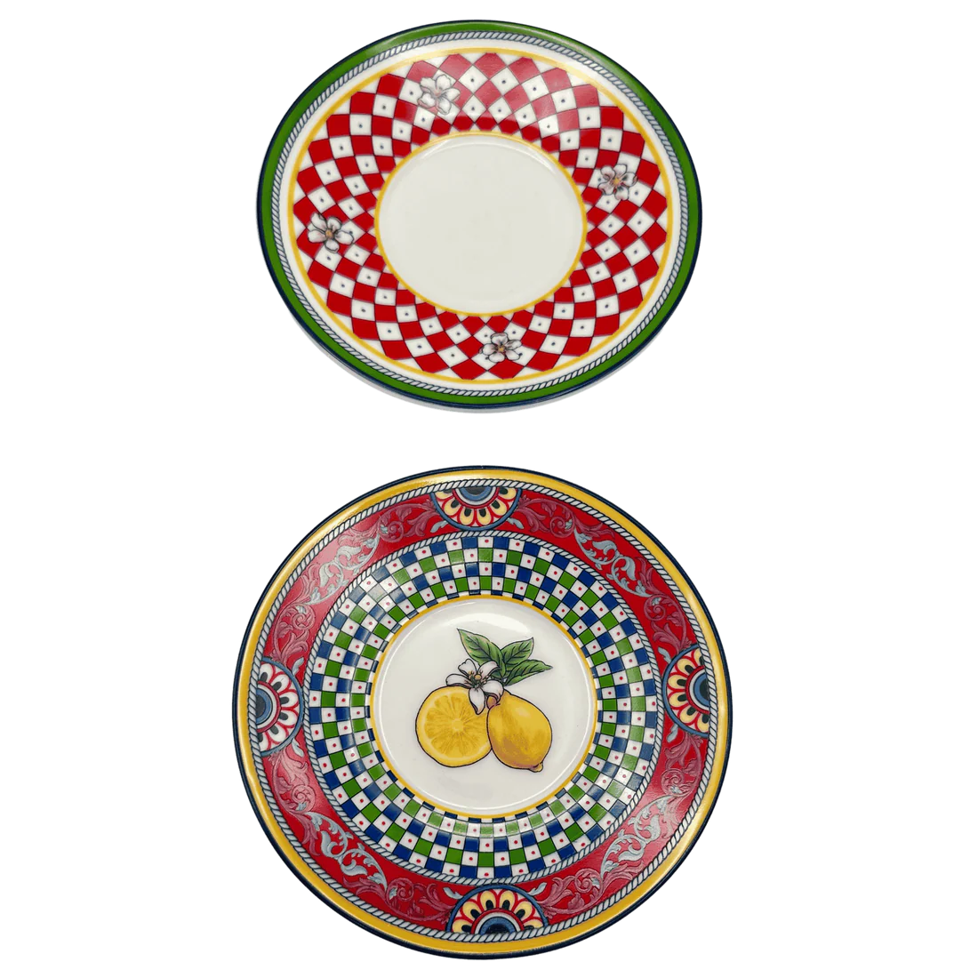 Coppia di piattini in ceramica decorata con motivo radiale tipico della tradizione siciliana. Colori dominanti rosso fuoco, ocra e blu su fondo bianco lucido.