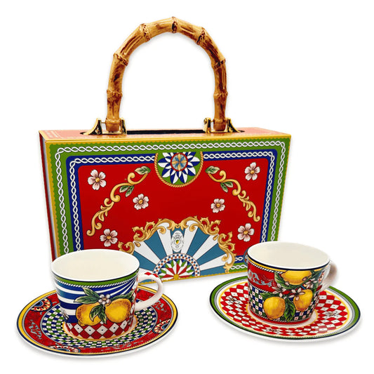 Box regalo composto da 2 tazzine e 2 piattini coordinati in ceramica siciliana rossa. Confezione regalo elegante con texture damascata rossa, ideale per bomboniere o regali di prestigio.