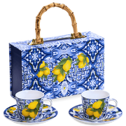 Confezione regalo set 2 tazzine e 2 piattini "Fantasia Siciliana" blu. Box elegante con texture damascata blu notte, perfetta per regali aziendali, testimoni di nozze o amanti dell'home decor siciliano.