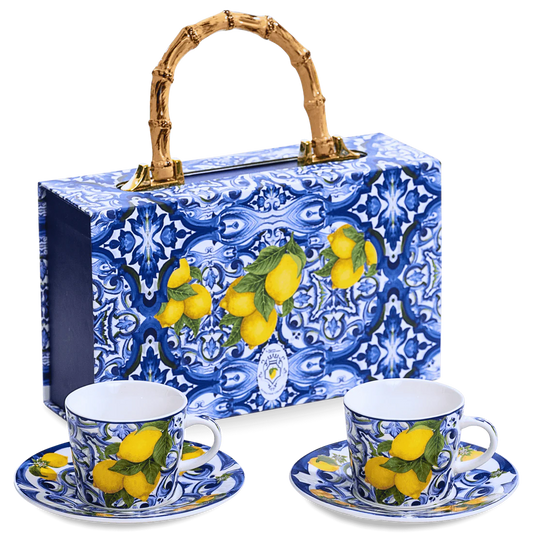 Confezione regalo set 2 tazzine e 2 piattini "Fantasia Siciliana" blu. Box elegante con texture damascata blu notte, perfetta per regali aziendali, testimoni di nozze o amanti dell'home decor siciliano.