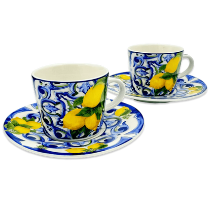 Coppia di tazzine da caffè in ceramica "Fantasia Siciliana" blu. Decoro artistico ispirato alle maioliche di Caltagirone con motivi geometrici in blu cobalto, giallo ocra e tocchi di verde su smalto bianco lucido.