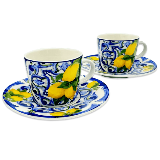 Coppia di tazzine da caffè in ceramica "Fantasia Siciliana" blu. Decoro artistico ispirato alle maioliche di Caltagirone con motivi geometrici in blu cobalto, giallo ocra e tocchi di verde su smalto bianco lucido.