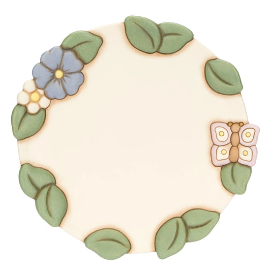 Il Centrotavola Grande Thun è un pregiato piatto in ceramica decorata a mano, impreziosito lungo il bordo da foglie verdi, fiori colorati e una graziosa farfalla in rilievo. Questo elegante complemento d'arredo dal design country è perfetto per decorare la tavola o come idea regalo esclusiva per la casa.