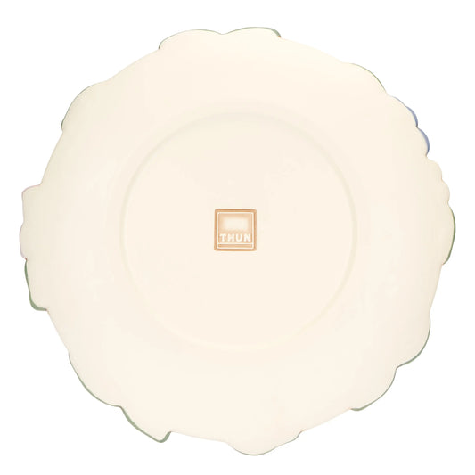 Il Centrotavola Grande Thun è un pregiato piatto in ceramica decorata a mano, impreziosito lungo il bordo da foglie verdi, fiori colorati e una graziosa farfalla in rilievo. Questo elegante complemento d'arredo dal design country è perfetto per decorare la tavola o come idea regalo esclusiva per la casa.