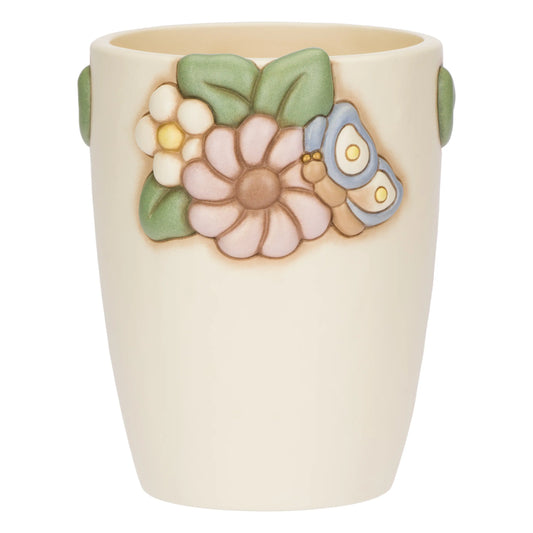 Il Vaso Medio Calendula è un elegante contenitore in ceramica decorata a mano caratterizzato da un'applicazione in rilievo con fiori dai petali lilla e gialli e una piccola farfalla azzurra. Questo raffinato complemento d'arredo è perfetto per aggiungere un tocco di natura e colore a ogni ambiente o come preziosa idea regalo per gli amanti dello stile classico del marchio.