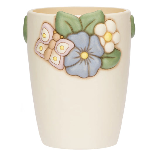 Il Vaso Grande Malva è un raffinato vaso in ceramica decorata a mano impreziosito da un'applicazione in rilievo con fiori colorati e una delicata farfalla. Questo complemento d'arredo dal design elegante e naturale è l'ideale per valorizzare i tuoi ambienti o come esclusiva idea regalo per la casa.