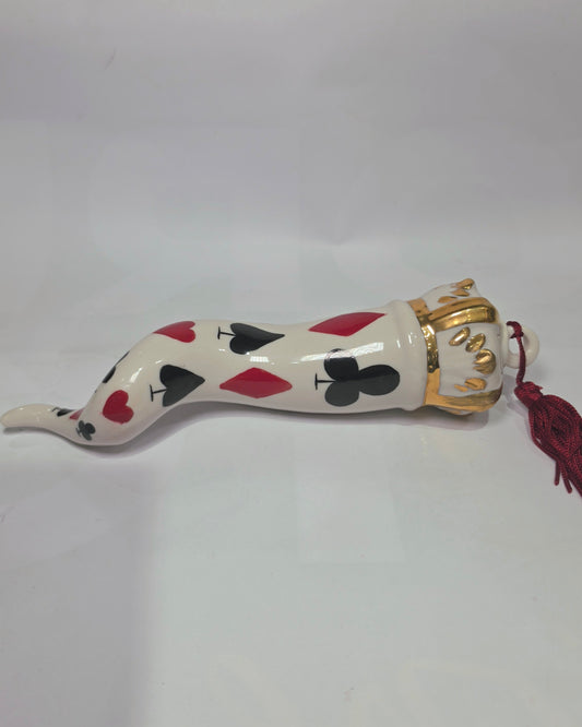 Corno portafortuna in ceramica bianca lucida decorato con i semi delle carte da gioco neri e rossi, completato da una corona regale bianca e oro con nappa coordinata. Questo raffinato oggetto scaramantico di design artigianale è un complemento d'arredo originale e scaramantico, perfetto come idea regalo o per decorare ambienti moderni con un tocco di tradizione napoletana.